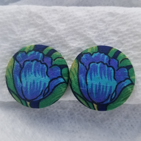 Vintage blue flowers clip on fabric covered - Picture 10 of 13